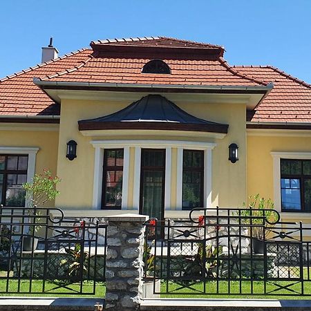 Varkert Deluxe Apartmanhaz Miskolc Exterior foto