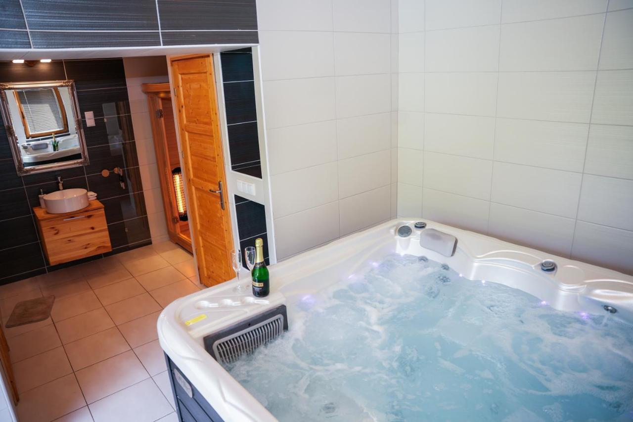 Varkert Deluxe Apartmanhaz Miskolc Exterior foto